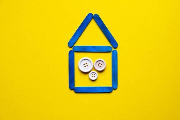 blue house on yellow background - Foto, Bild