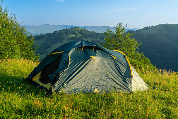 DUBOVE, UKRAINE - 22 juin 2021 : Camping au lever du soleil sur la montagne Apetska, Carpates à Dubove, Ukraine le 22 juin 2021. - Photo, image