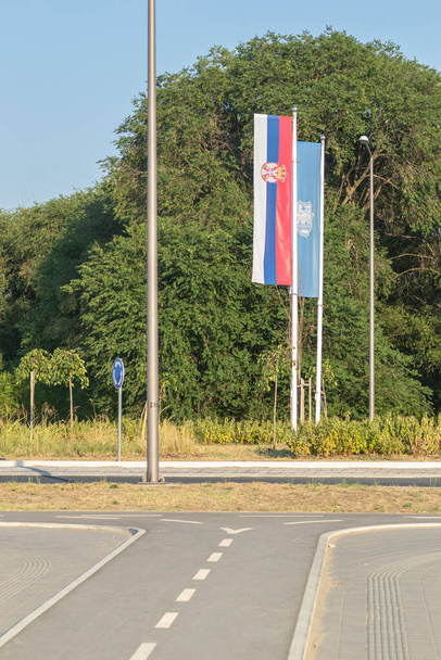 The national flag of Serbia at the traffic intersection. - Foto, Imagem