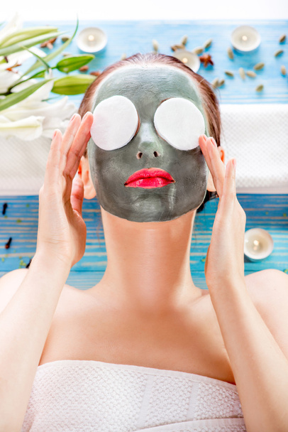 Mulher com máscara de spa
 - Foto, Imagem