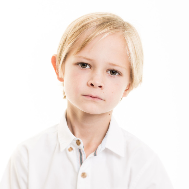 Szőke fiatal fiú elszigetelt fehér ing - Fotó, kép