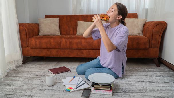 Studentinnen essen Sandwich während des Unterrichts zu Hause - Online-Bildung, Student Snack. Hochwertiges Foto - Foto, Bild