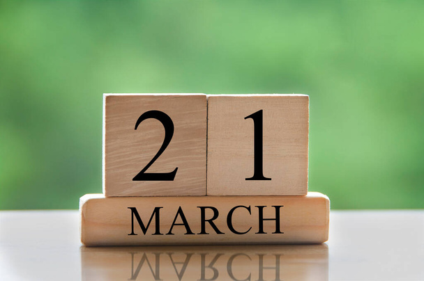 21 Μαρτίου ημερολόγιο ημερομηνία κείμενο σε ξύλινα μπλοκ με θολή φόντο πάρκο. Αντιγραφή έννοιας χώρου και ημερολογίου. - Φωτογραφία, εικόνα