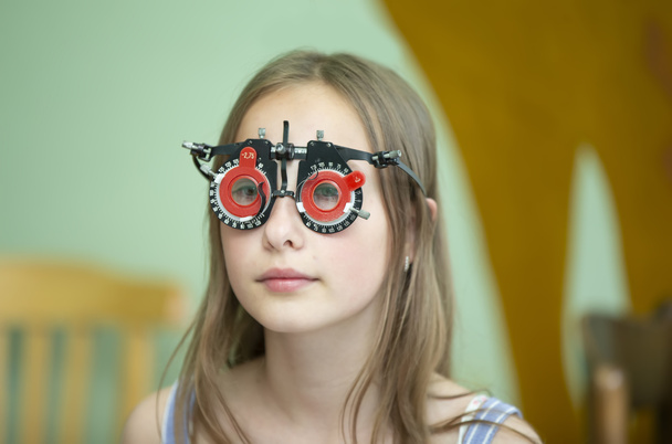 Девушка в специальных очках для лечения проблем со зрением. - Фото, изображение
