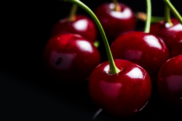 Vörös érett friss cseresznye csepp vízzel közelről. Cseresznye háttér. Berry minta és textúra. Élelmiszer-háttér - Fotó, kép