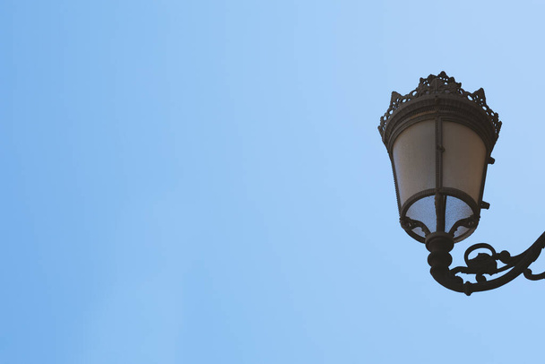 old styled street lamp against a clear blue sky - Foto, afbeelding