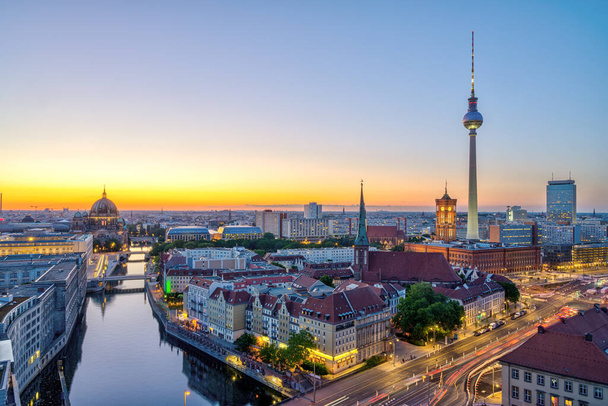 Внизу міста Берлін після заходу сонця з телевежею, річкою Спрі і собором. - Фото, зображення