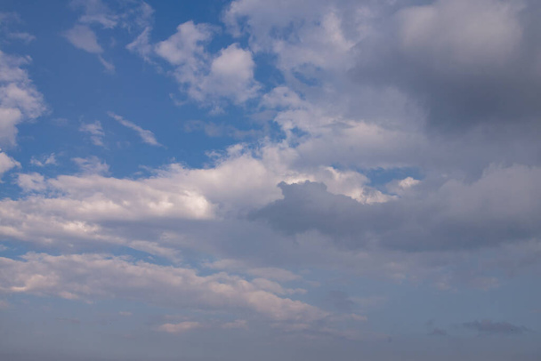 modrá obloha bílá mraky pozadí - Fotografie, Obrázek