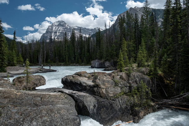 Canadian landscape at the natural bridge with impressive flow - Foto, Bild