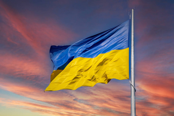 Σημαία της Ουκρανίας σε φόντο γαλάζιου ουρανού. Η μεγαλύτερη σημαία στην Ουκρανία. - Φωτογραφία, εικόνα