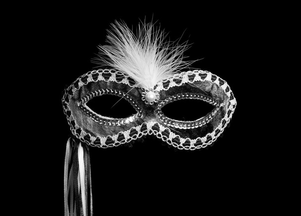 маска на черном фоне - Фото, изображение