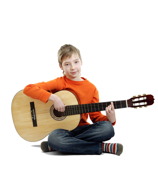 Een jongen leeftijd van 11 jaar leren om gitaar te spelen - Foto, afbeelding