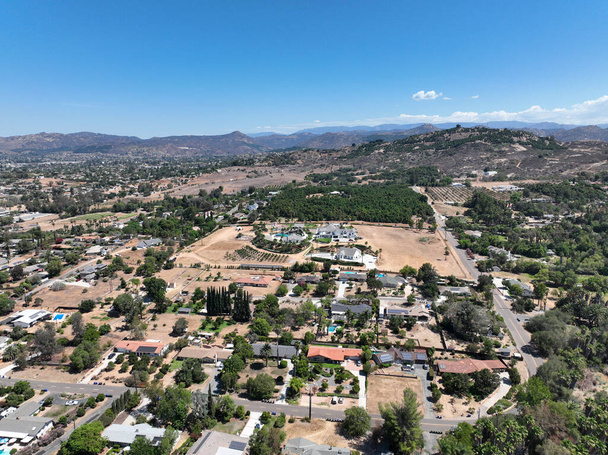 Aerial view of dry valley and land with houses and barn in Escondido, San Diego, California - Foto, Imagem