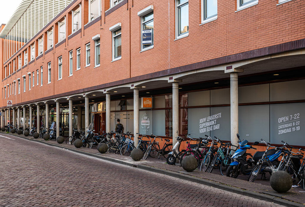 Zwolle, Overijssel, The Netherlands, 07 15 2022 - Facade of the Coop supermarket with a row of parked bicycles - Foto, immagini