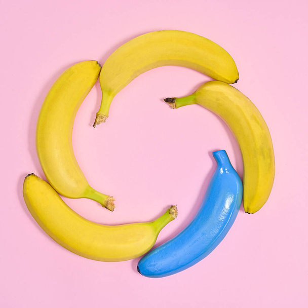 Creative frame made of ripe bananas in circle on pastel pink background. Flat lay copy space - Valokuva, kuva