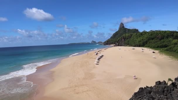 Κύματα σπάνε στο Cacimba do Padre Beach τη χειμερινή περίοδο, Φερνάντο ντε Νορόνχα αρχιπέλαγος, Βραζιλία. Υψηλής ποιότητας υλικό FullHD - Πλάνα, βίντεο