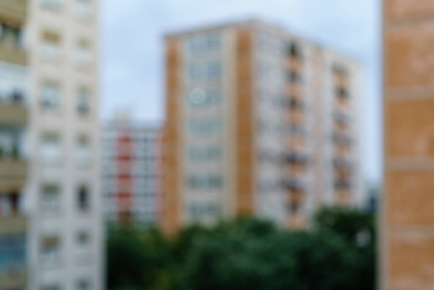 Blurred image of a block of apartments in a city. Unfocused image for use as background - Foto, Bild