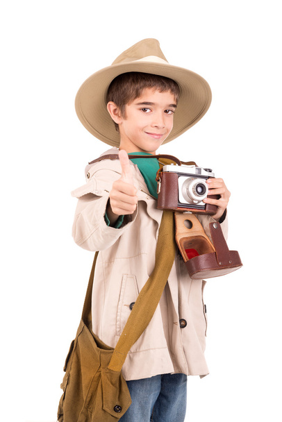 Мальчик с камерой играет в сафари
 - Фото, изображение
