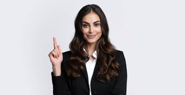 Portrait of young woman pointing her finger in eureka sign, having great innovative idea, solution just got. Female employee young secretary - Foto, Bild