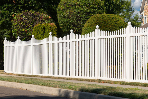 white plastic fence vinyl modern house property season beautiful green - Valokuva, kuva