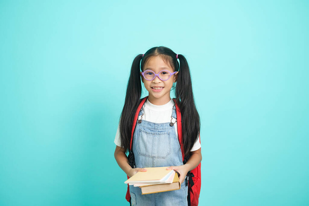 Close-up kid students girl smiling holding book, going to school. school concept. - Foto, imagen