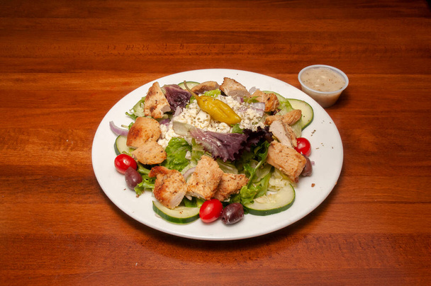 Heerlijke en authentieke Italiaanse keuken bekend als een Griekse salade - Foto, afbeelding