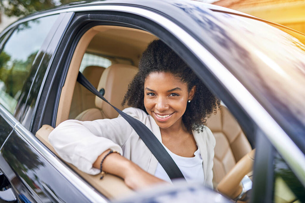 Im full of drive and ambition. Cropped portrait of an attractive young businesswoman driving to work on her morning commute - Foto, imagen