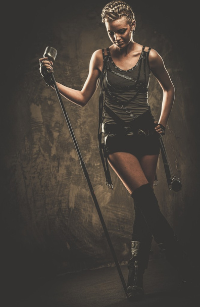 Atractivo cantante steampunk con micrófono
  - Foto, imagen