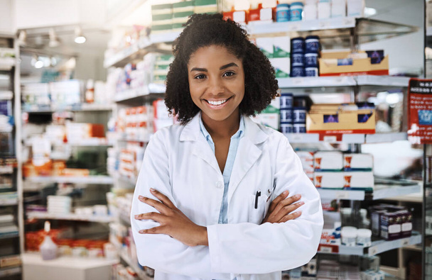 If you need it, we stock it. Cropped portrait of an attractive young female pharmacist standing with her arms folded in a pharmacy - Foto, imagen