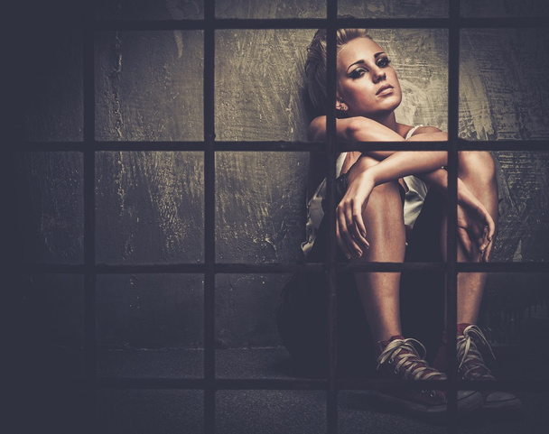 Ustaraný dospívající dívku za mříže - Fotografie, Obrázek