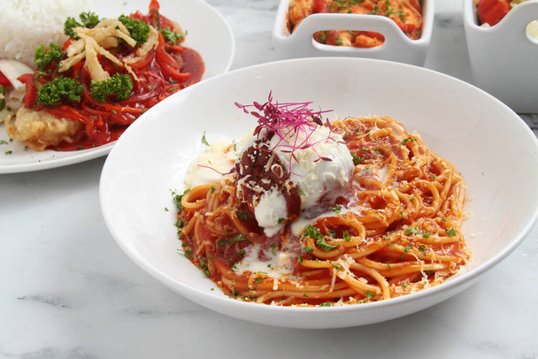 Фото свежеприготовленной спагетти-пасты с фрикадельками. - Фото, изображение