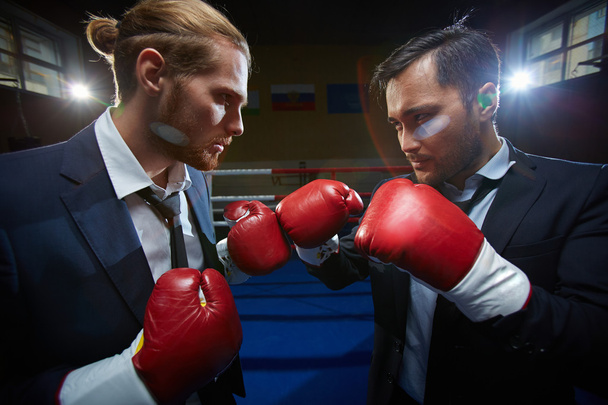 Zakenlieden boksen in ring - Foto, afbeelding