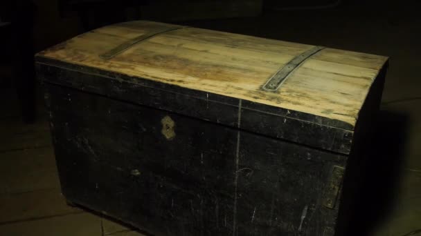 Stare drewniane pirat skrzynie, poszukiwacz skarbów - Materiał filmowy, wideo