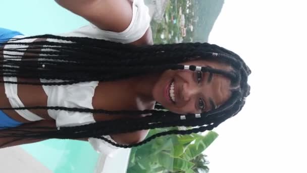 Cute woman travels to tropical country, leads travelers blog, makes video call with subscribers. Trip around the world - Materiaali, video
