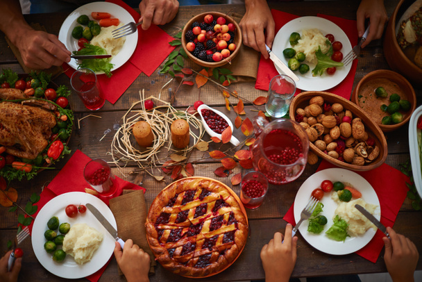 Platos con comida festiva
 - Foto, imagen