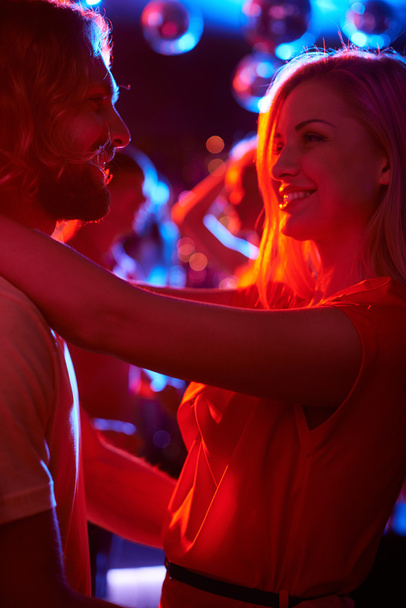 Couple dancing at nightclub - Foto, Imagen