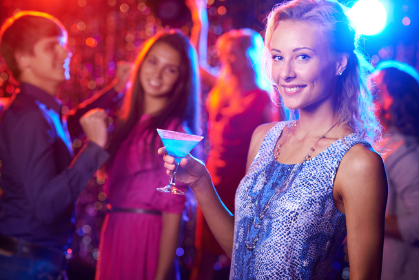 Frau mit Martini in Nachtclub - Foto, Bild