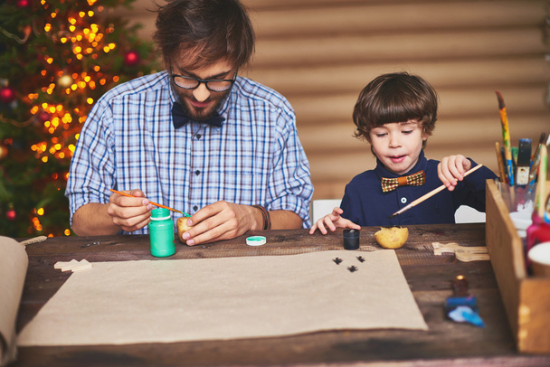 Padre e figlio preparare foto di Natale
 - Foto, immagini