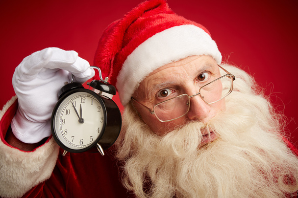 Санта Клаус держит часы
 - Фото, изображение
