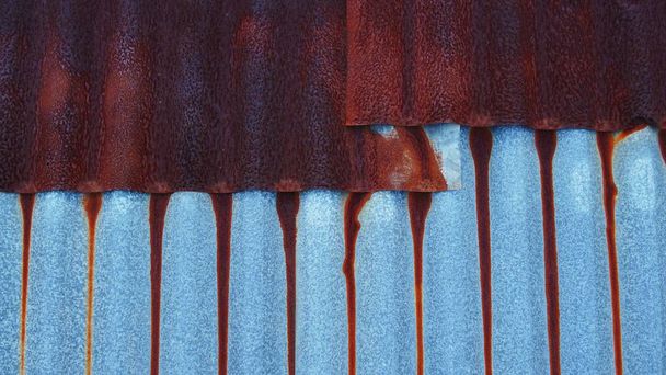 The bluish-gray metal surface with brown stripes. - Foto, Imagem