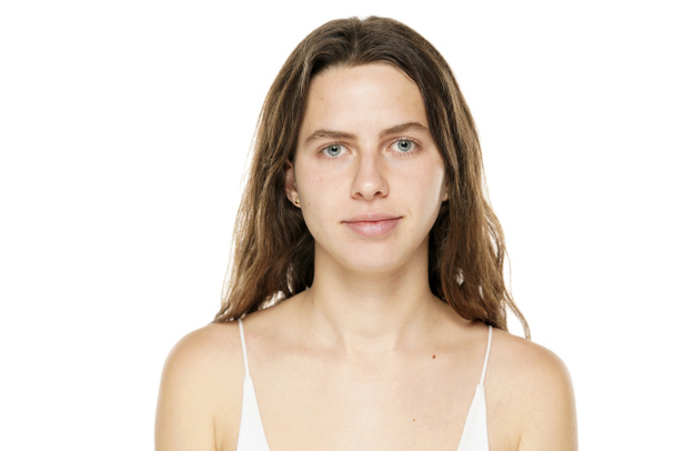 Portrait d'une jeune femme sans maquillage sur fond blanc
. - Photo, image