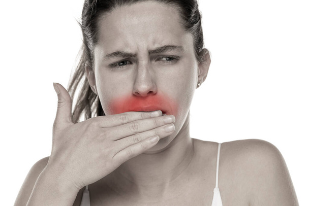 Молодая женщина с зубной болью на белом фоне. - Фото, изображение