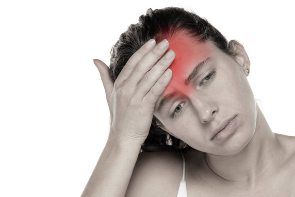 Молодая женщина с головной болью на белом фоне. - Фото, изображение