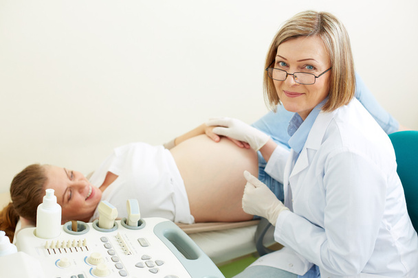 産科医と妊婦 - 写真・画像