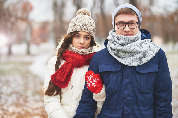 Молодые свидания в стильной зимней одежде
 - Фото, изображение