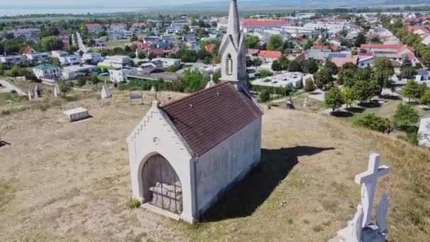 Kalvarienbergkapelle mit Blick ueber Neusiedl am See - Video, Çekim