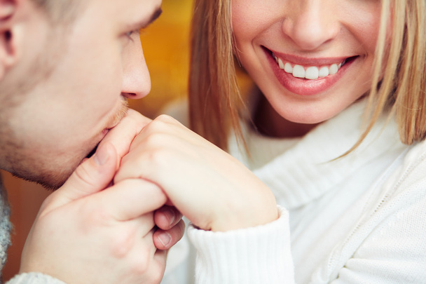 Homme embrassant la main féminine
 - Photo, image