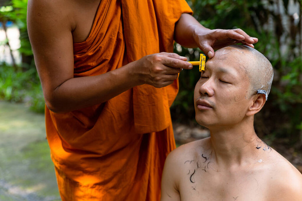 Asian man shaving his head by elder monk before ordain ceremony, Study the Dharma according to the teachings of the Buddha. - Fotografie, Obrázek
