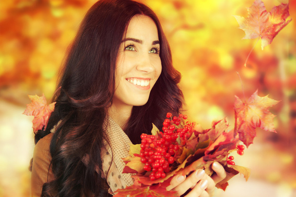 Φθινόπωρο γυναίκα σε φθινόπωρο φύλλα φόντο. - Φωτογραφία, εικόνα