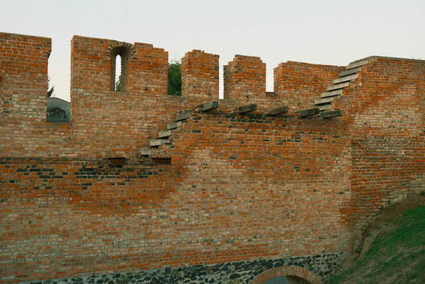 Walls and tower of an ancient castle. Brick walls and watchtower of an ancient castle. History - ancient Ukrainian castle - Foto, Bild